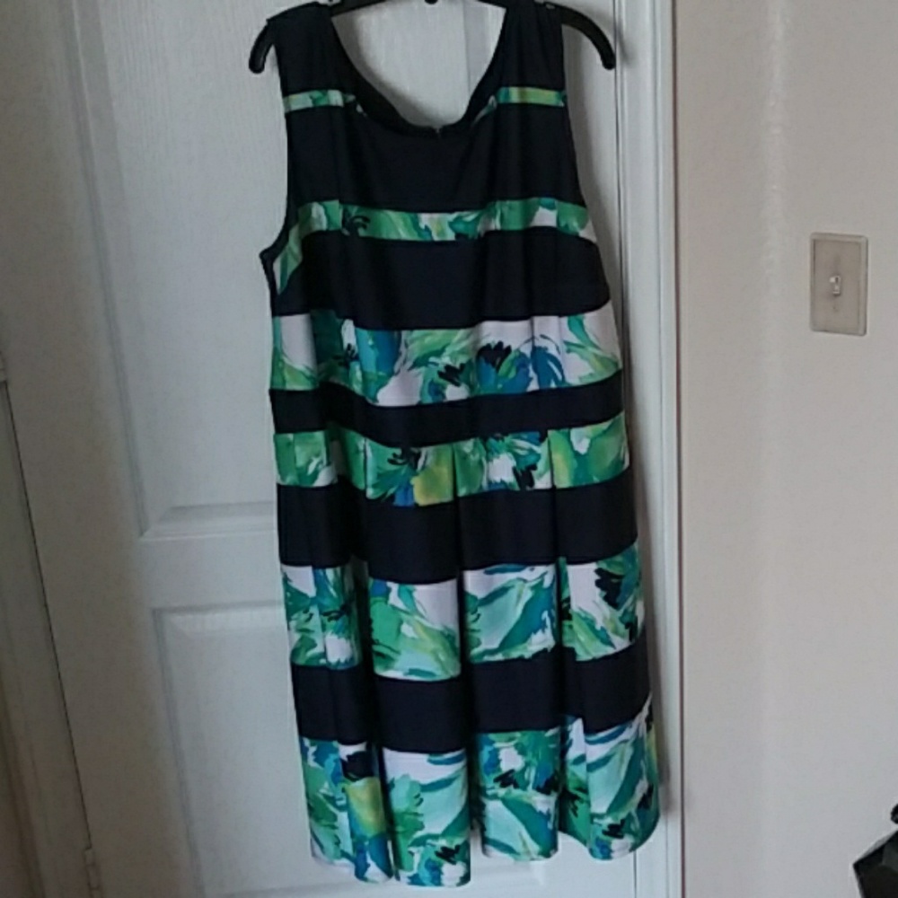 Danny and Nicole navy and teal dress size 22 🍾